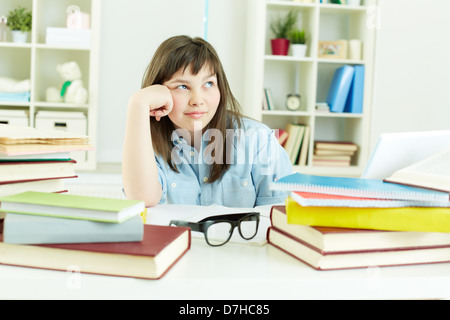 Jolie fille, qu'ils en avaient assez de faire ses devoirs Banque D'Images