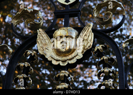 Détail de Chérubin / Ange sur porte en fer forgé à l'extérieur de l'église St Pierre, Ruthin Banque D'Images