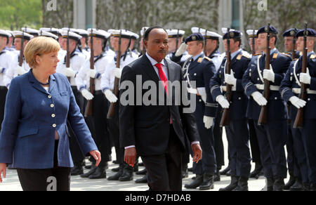 Berlin, Allemagne. 8 mai 2013. La chancelière allemande Angela Merkel (L) reçoit le président nigérien Mahamadou ISSOUFOU avec honneurs militaires à la chancellerie à Berlin, Allemagne, 08 mai 2013. Photo : WOLFGANG KUMM/dpa/Alamy Live News Banque D'Images