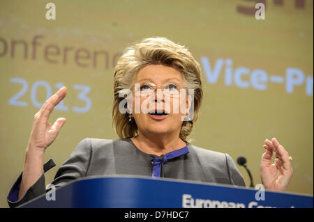 Bruxelles, Belgique. 8 mai 2013. Viviane Reding, Vice-présidente de la Commission européenne en charge de la Justice, des droits fondamentaux et de la citoyenneté donne une conférence de presse sur une proposition de 12 nouvelles actions pour renforcer les droits des citoyens, au siège de la Commission européenne à Bruxelles, Belgique le 08.05.2013 Rapport indique le rapport 2013 sur la citoyenneté de l'Union énonce 12 façons concrètes d'aider les Européens à mieux utiliser leurs droits de l'UE, à partir de la recherche d'un emploi dans un autre pays de l'UE d'assurer une plus grande participation à la vie démocratique de l'Union européenne. par Wiktor Dabkowski (crédit Image : © Wikto Banque D'Images