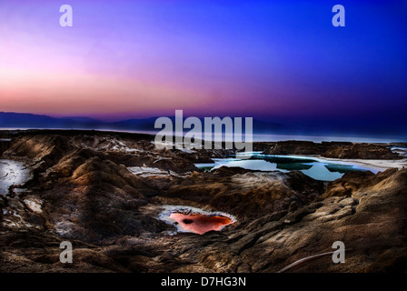 Manipulées numériquement image de l'eau des piscines en évier trous sur la rive de la Mer Morte, Israël Banque D'Images