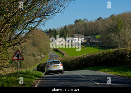 Voiture sur la A5074 Route à travers la vallée de Lyth, South Lakeland, Cumbria, Angleterre, Royaume-Uni Banque D'Images