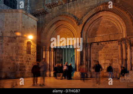 Israël, Jérusalem, vieille ville, l'extérieur de l'église du Saint Sépulcre, l'entrée principale dans la nuit Banque D'Images