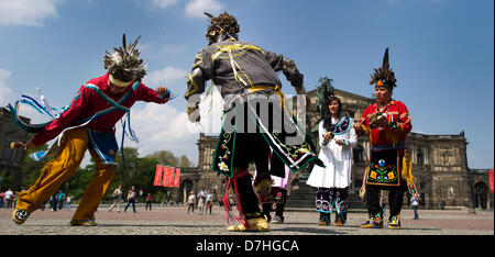 Dresde, Allemagne, 08 mai 2013. Les représentants de la nation indienne Oneida des USA la danse une danse traditionnelle à l'occasion du Festival Karl May Radebeul sur la place du théâtre en face de la Semperoper à Dresde, Allemagne, 08 mai 2013. Le Festival Karl May a lieu dans l'Lößnitzgrund à Radebeul, la dernière demeure de l'écrivain Karl May aventure du 10 au 12 mai 2013. Photo : ARNO BURGI/DPA/Alamy Live News Banque D'Images