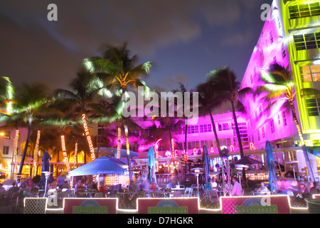Miami Beach Florida, Ocean Drive, hôtels, restaurants restaurants restaurants repas cafés, le Clevelander, hôtel, soirée de nuit, terrasse extérieure trottoir à l'extérieur de la ta Banque D'Images