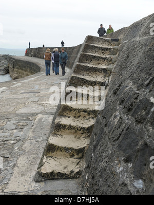 Mesures d'angle de Cobb jusqu'à la Lyme Regis dorset england uk Banque D'Images