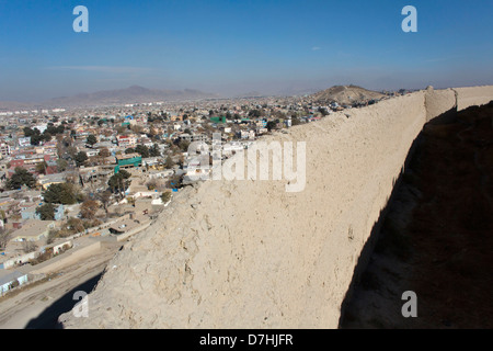 Vue sur la ville de Kaboul, en Afghanistan, avec un mur d'un des nombreux anciens forts. Banque D'Images