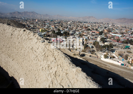 Vue sur la ville de Kaboul, en Afghanistan, avec un mur d'un des nombreux anciens forts. Banque D'Images