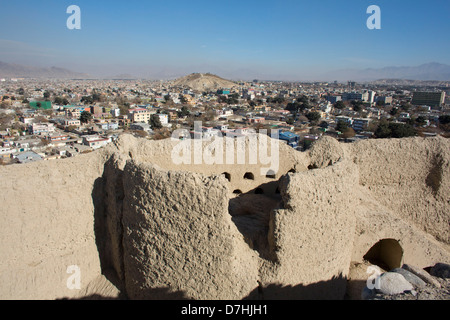 Vue sur la ville de Kaboul, en Afghanistan, avec un mur d'un des nombreux anciens forts. Banque D'Images