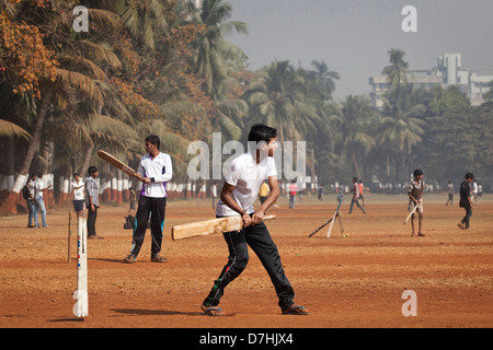 Les garçons à jouer au cricket à l'Oval Maidan à Mumbai, Inde Banque D'Images