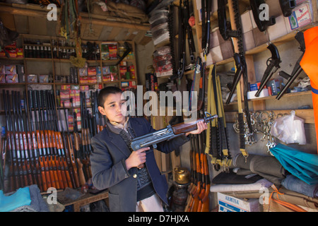 À Kaboul, on peut acheter n'importe quel type d'arme sur le marché. Banque D'Images