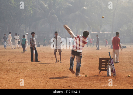 Les garçons à jouer au cricket à l'Oval Maidan à Mumbai, Inde Banque D'Images