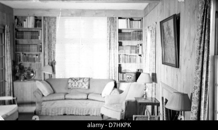 Cette image présente le salon Sinnard, stylisé d'après un design d'Arthur Peck, capturant l'essence du design intérieur du milieu du XXe siècle. Connue pour son esthétique élégante et fonctionnelle, la chambre allie des éléments traditionnels et modernes. Banque D'Images