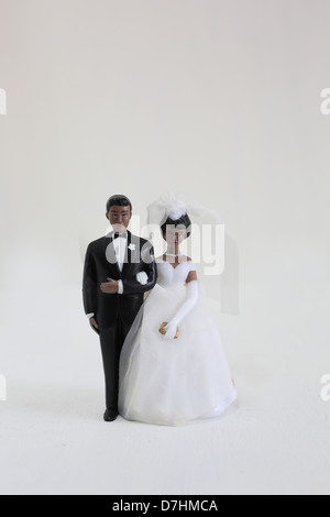 Une Bride and Groom wedding cake topper. Banque D'Images