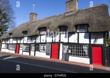 Maison à colombages au toit de chaume, maintenant un restaurant Ringwood Hampshire Angleterre estime qu'elle a été construite autour de la 14e siècle Banque D'Images