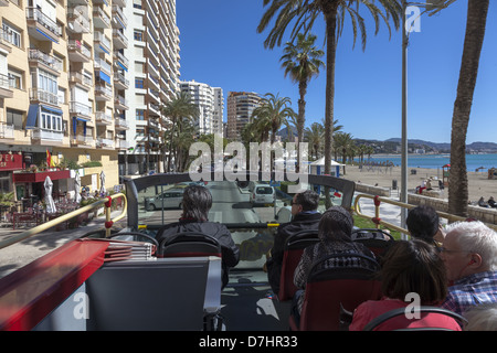 Les touristes sur une tête ouverte hop on hop off bus sur une visite guidée de Malaga Espagne Banque D'Images