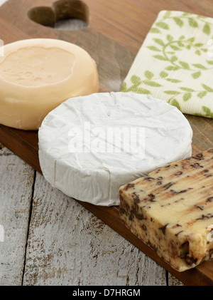 Assortiment de fromage sur une planche en bois Banque D'Images