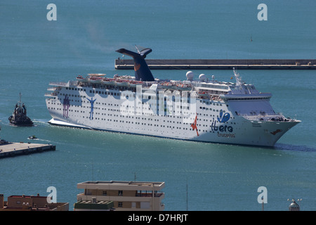 Ibero Cruises Grand Holiday navire entrant dans le port de Malaga, Espagne Banque D'Images