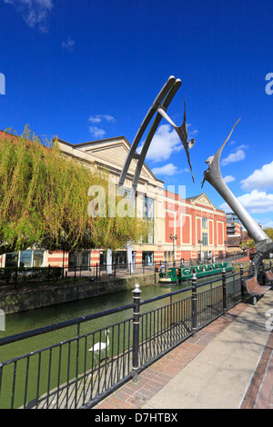 Sculpture d'Autonomisation enjambant la rivière Witham en face de l'eau dans le centre commercial City Square, Lincoln, Lincolnshire, Angleterre, Royaume-Uni. Banque D'Images