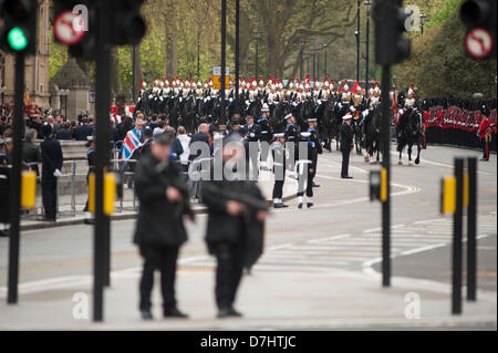 Londres, Royaume-Uni. 8 mai 2013. Petites annonces pour adultes in Blues monté de souverains et de la famille royale devant les Maisons du Parlement à Westminster, au cours de l'état ouverture du Parlement dans le centre de Londres, Angleterre. Credit : Malcolm Park Londres événements / Alamy Live News Banque D'Images