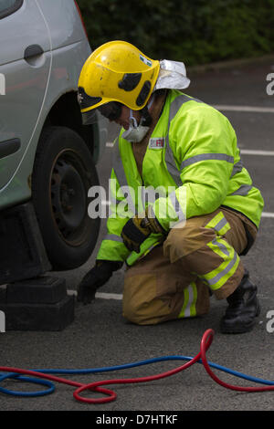 Formby, Merseyside, Royaume-Uni 8 Mai, 2013. La démonstration de sauvetage pendant la Semaine de la sécurité routière menées par Merseyside Fire & Rescue Service dans tout le comté de sensibilisation à la sécurité routière. L'un d'une série d'événements dans le cadre de l'incendie (Associations des officiers en chef) ACOT l'appui de la Décennie des Nations Unies d'action pour la sécurité routière. Banque D'Images