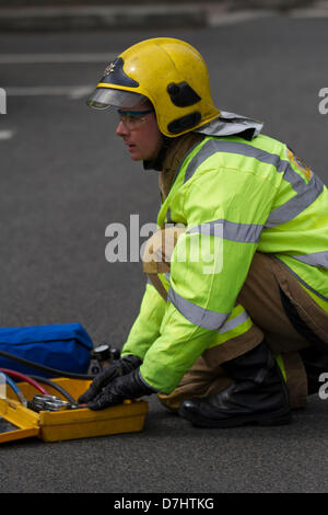 Formby, Merseyside, Royaume-Uni 8 Mai, 2013. La démonstration de sauvetage pendant la Semaine de la sécurité routière menées par Merseyside Fire & Rescue Service dans tout le comté de sensibilisation à la sécurité routière. L'un d'une série d'événements dans le cadre de l'incendie (Associations des officiers en chef) ACOT l'appui de la Décennie des Nations Unies d'action pour la sécurité routière. Banque D'Images