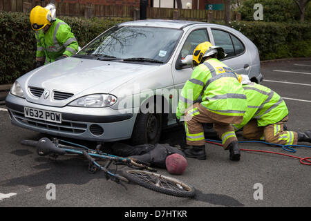 Formby, Merseyside, Royaume-Uni 8 Mai, 2013. Stablising le blessé après une collision. La démonstration de sauvetage pendant la Semaine de la sécurité routière menées par Merseyside Fire & Rescue Service dans tout le comté de sensibilisation à la sécurité routière. L'un d'une série d'événements dans le cadre de l'incendie (Associations des officiers en chef) ACOT l'appui de la Décennie des Nations Unies d'action pour la sécurité routière. Banque D'Images