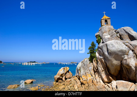 Côte de France en Bretagne, la célèbre petite chapelle à l'roches dans Port-Blanc Banque D'Images