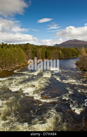 Vue de la montagne couverte de neige LOCHNAGAR DU VIEUX PONT BRIG O DEE À INVERCAULD ABERDEENSHIRE ECOSSE Banque D'Images