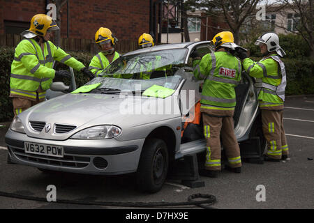 Formby, Merseyside, Royaume-Uni 8 Mai, 2013. Dépose du toit de voiture à la démonstration de sauvetage pendant la Semaine de la sécurité routière menées par Merseyside Fire & Rescue Service dans tout le comté de sensibilisation à la sécurité routière. L'un d'une série d'événements dans le cadre de l'incendie (Associations des officiers en chef) ACOT l'appui de la Décennie des Nations Unies d'action pour la sécurité routière. Banque D'Images