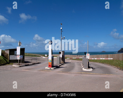 Entrée du parking et les barrières à la sortie, UK 2013 Banque D'Images