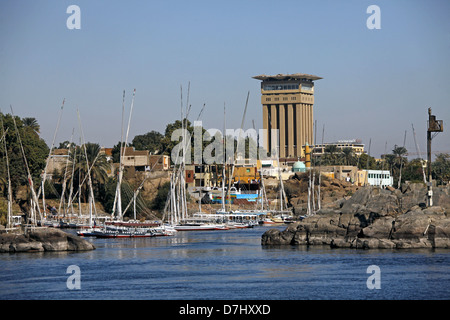 Felouques amarrées et MOVENPICK HOTEL NIL ASSOUAN EGYPTE 11 Janvier 2013 Banque D'Images