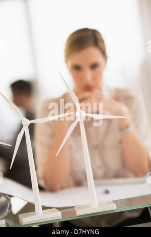 Cabinet d'architecte travaillant en traitant de l'énergie éolienne Banque D'Images