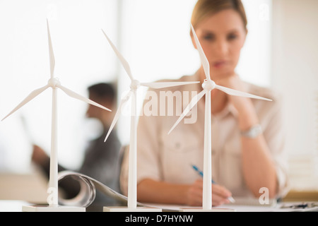 Cabinet d'architecte travaillant en traitant de l'énergie éolienne Banque D'Images