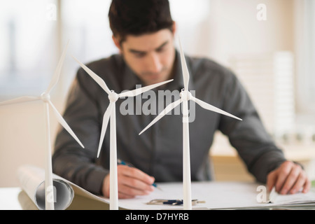 Cabinet d'architecte travaillant en traitant de l'énergie éolienne Banque D'Images