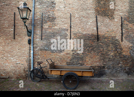 Vieux vélo à Dordrecht, Pays-Bas Banque D'Images