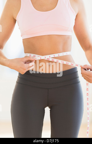 Woman measuring waist Banque D'Images