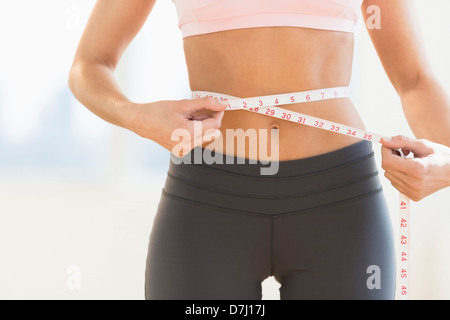 Woman measuring waist Banque D'Images
