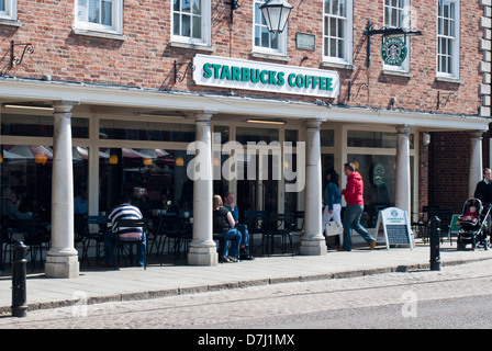 Starbucks dans Newark's Market Place, anciennement le Moot Hall, Newark, Nottinghamshire, Angleterre, Royaume-Uni. Banque D'Images