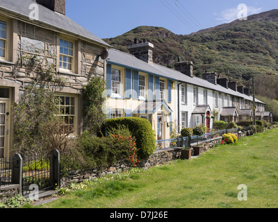 Rangée de maisons mitoyennes traditionnelles donnant sur les pittoresques village gallois vert dans le parc national de Snowdonia. , Beddgelert Gwynedd, au nord du Pays de Galles, Royaume-Uni Banque D'Images