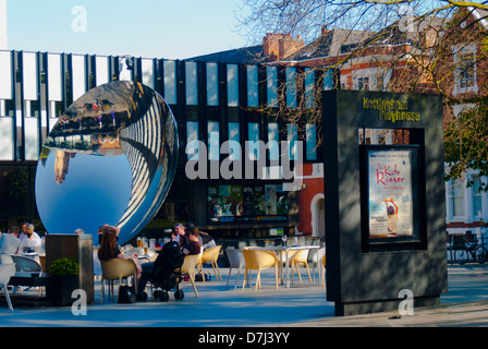 Le Nottingham Playhouse et Sky Mirror, Wellington, cirque, Nottingham, Angleterre, Royaume-Uni. Banque D'Images