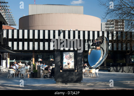 Le Nottingham Playhouse et Sky Mirror, Wellington, cirque, Nottingham, Angleterre, Royaume-Uni. Banque D'Images