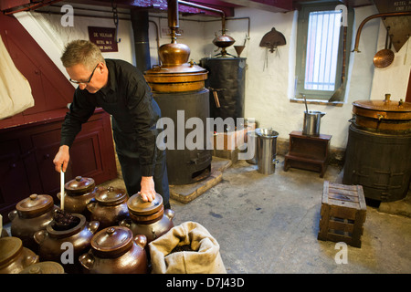 Annonce Vermeij est destillateur voor Rutte destileerderij à Dordrecht. Hier wordt op traditionele en ambachtelijke manier le jenever ge Banque D'Images