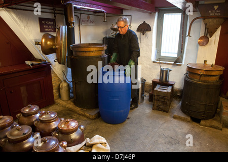 Annonce Vermeij est destillateur voor Rutte destileerderij à Dordrecht. Hier wordt op traditionele en ambachtelijke manier le jenever ge Banque D'Images