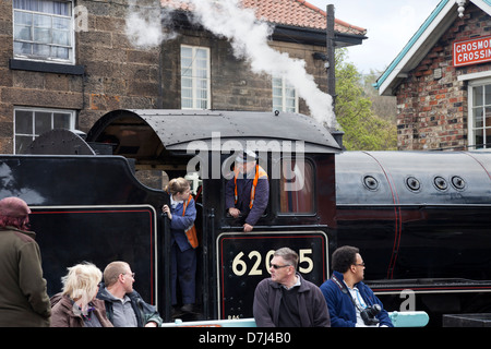 L'inversion de l'équipage le seigneur des îles locomotive vapeur 62005 dans l'évitement de Grosmont North Yorkshire Moors Railway Station UK Banque D'Images