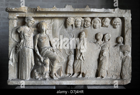 Stèle votive représentant une procession sacrificielle à Dionysos et Artemis pour la victoire dans un concours de théâtre. Ex-voto. Banque D'Images