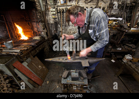 Forgeron traditionnel au travail en Hollande Banque D'Images