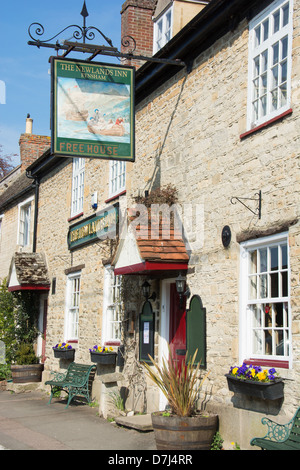 L'Oxfordshire, UK. Le Newlands Inn, un pub anglais traditionnel dans le village d'Eynsham près de Witney. L'année 2013. Banque D'Images