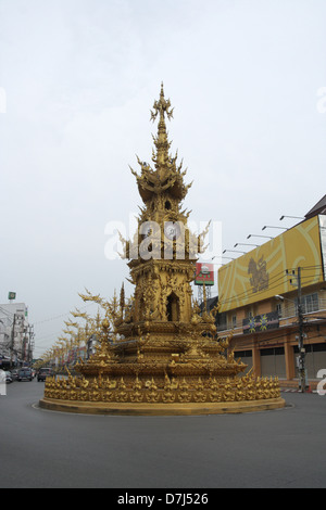 Tour de l'horloge d'or sur la rue main dans la province de Chiang Rai, Thaïlande Banque D'Images