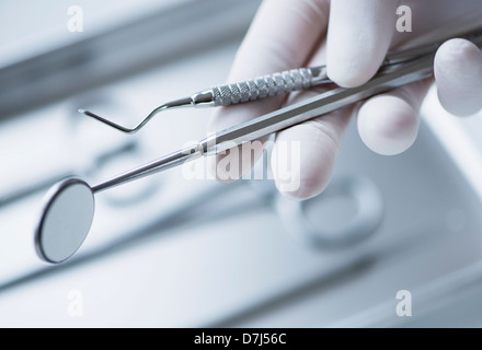 Close up of hand holding dans les gants chirurgicaux dentaires, studio shot Banque D'Images